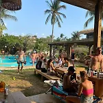 Straw Hat Surf Hostel & Bar