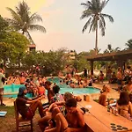 Straw Hat Surf Hostel & Bar