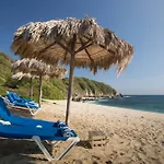 Manta Raya Hotel - Right On The Beach
