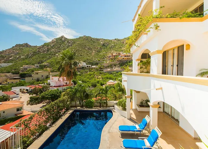 Steps From Downtown & Marina, 6 Bedroom Villa Victoria