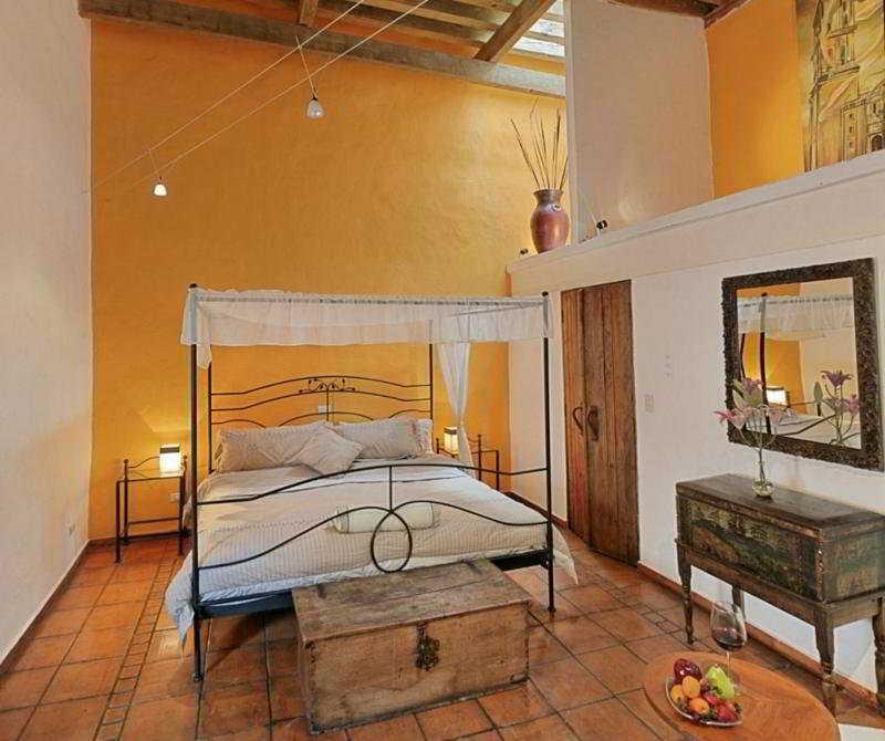 Hotel Meson De Capuchinas 3*