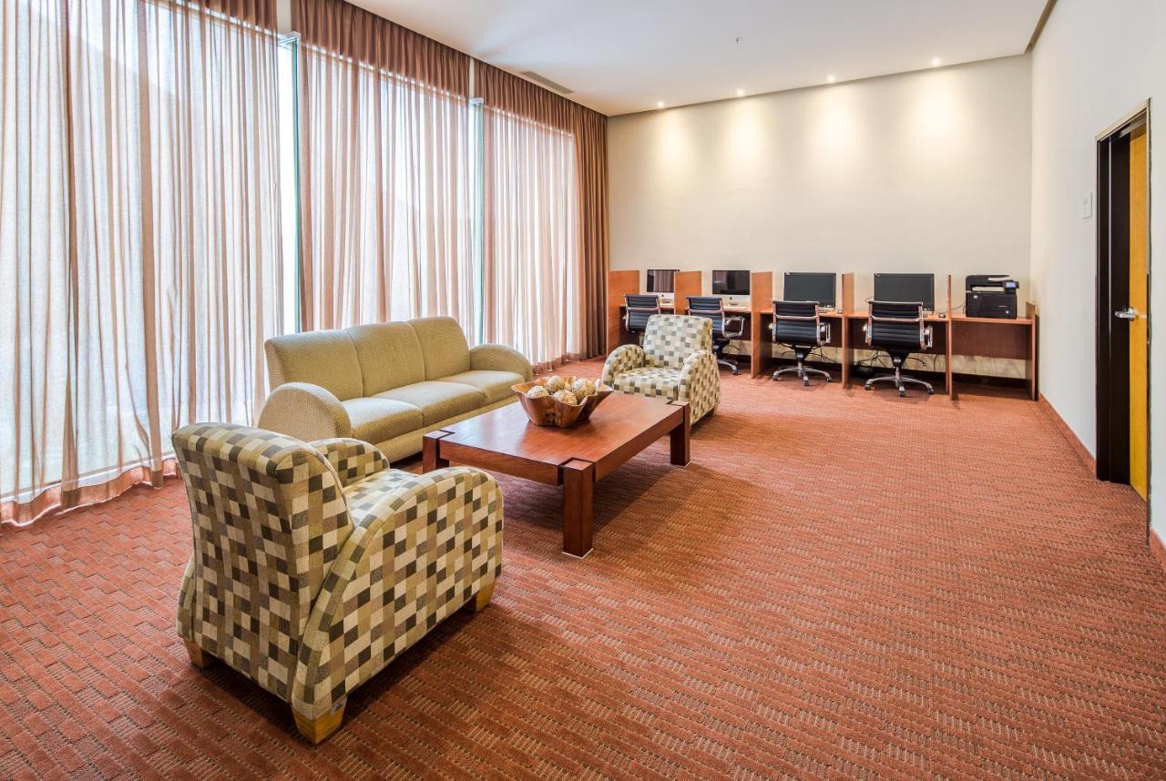 Crowne Plaza Aeropuerto By Ihg 5*