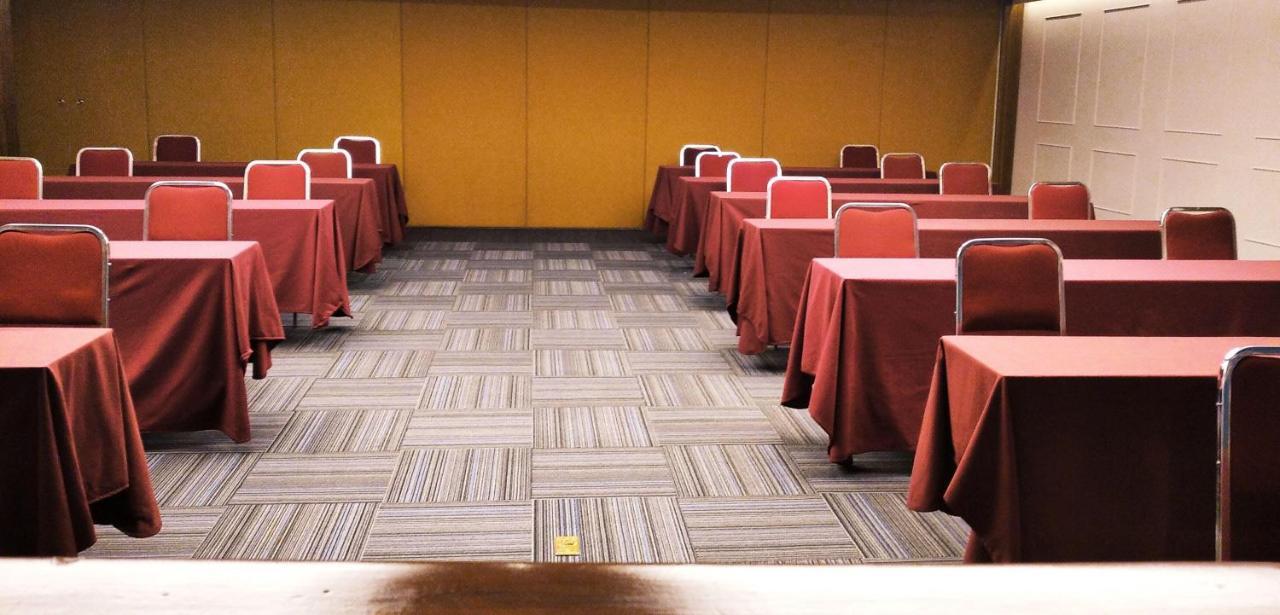 Country Plaza Hotel 4*