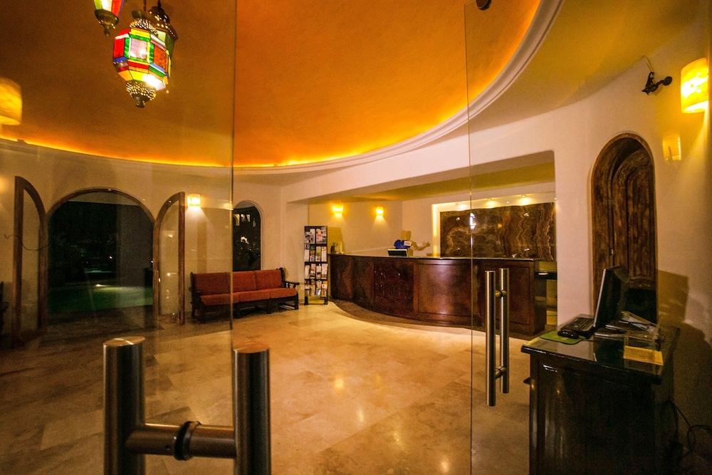 & El Moro Hotel La Paz