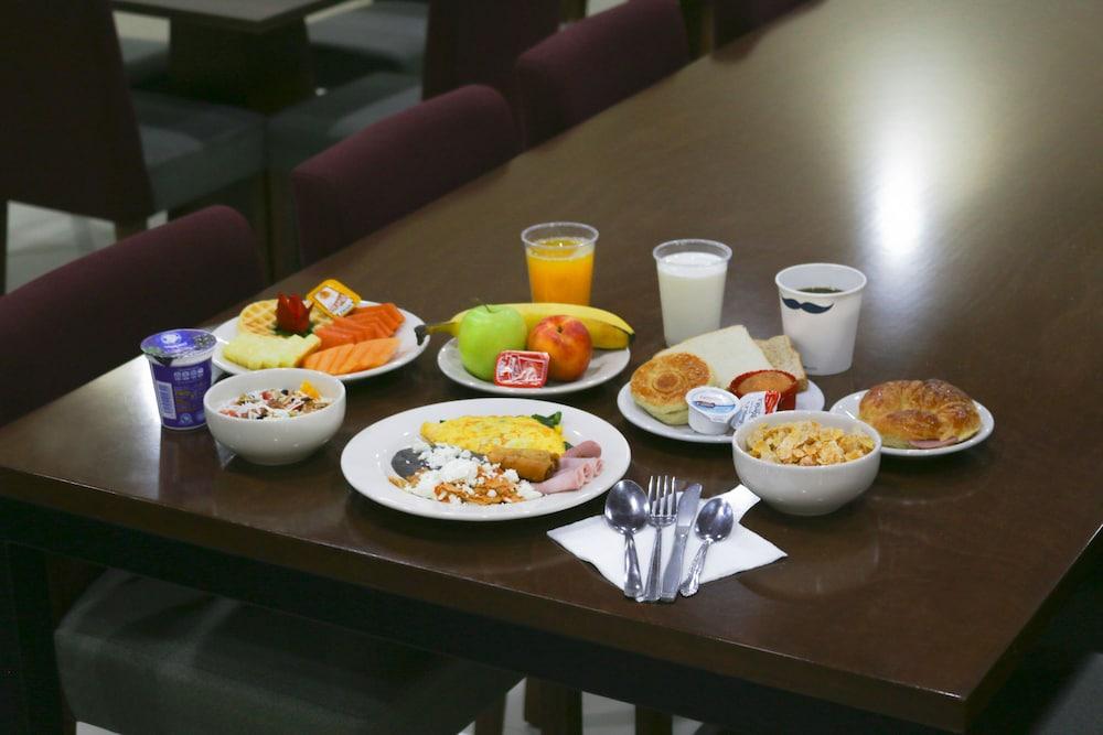 Hampton Zona Dorada Hotel 3*
