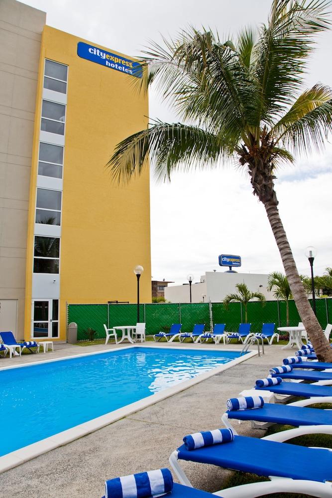 Hotel Express By Marriott Tuxpan