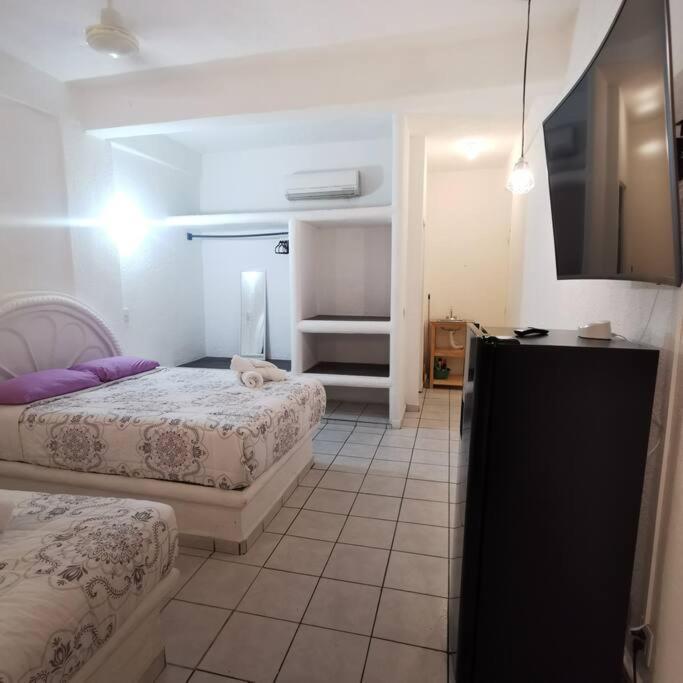 Lovely With Balcony Ac & Wi-fi, Minutes From Downtown! Zihuatanejo
