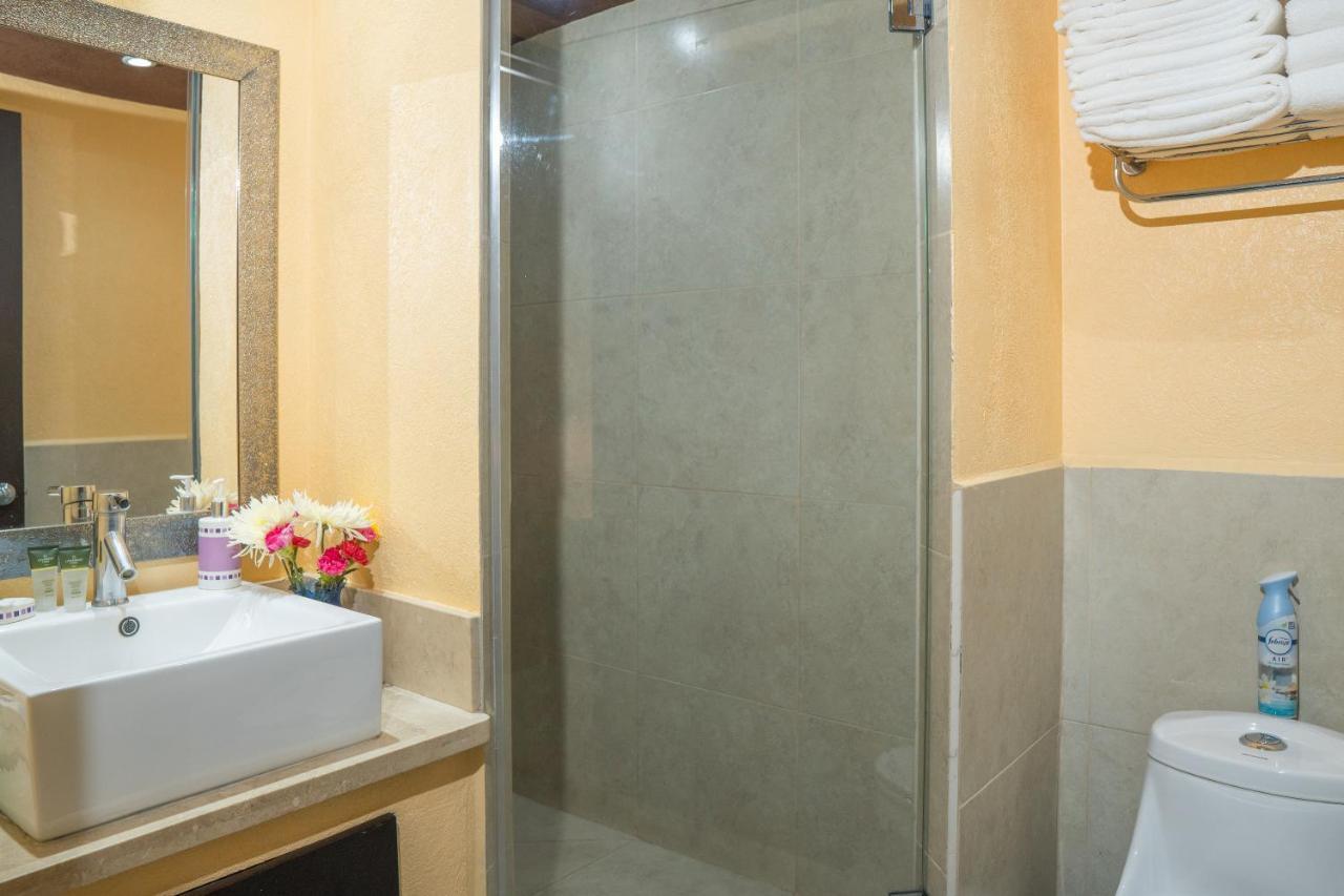Ocean Front Sleeps 4 Adults-grand Venetian T3000-1606 Apartment *