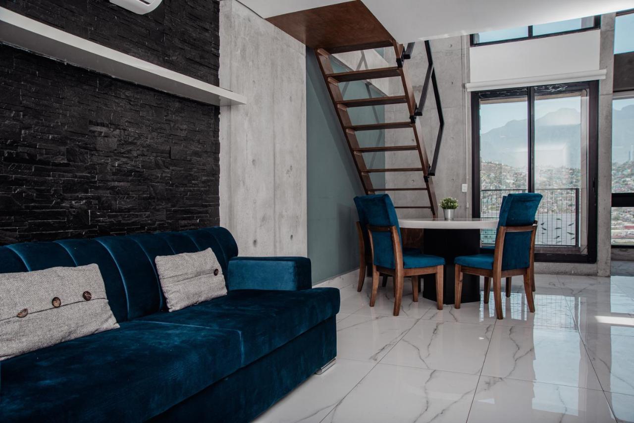 Luxury Loft Living At Landmark High Rise Apartment *