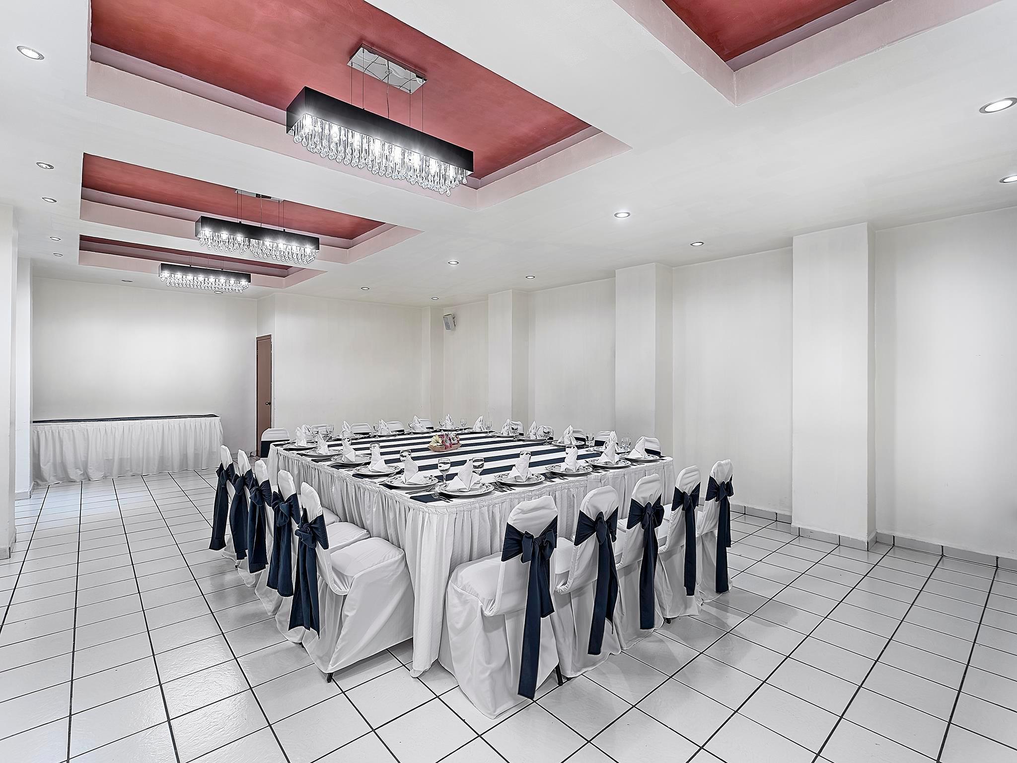 Olmeca Plaza Urban Express Hotel 3*