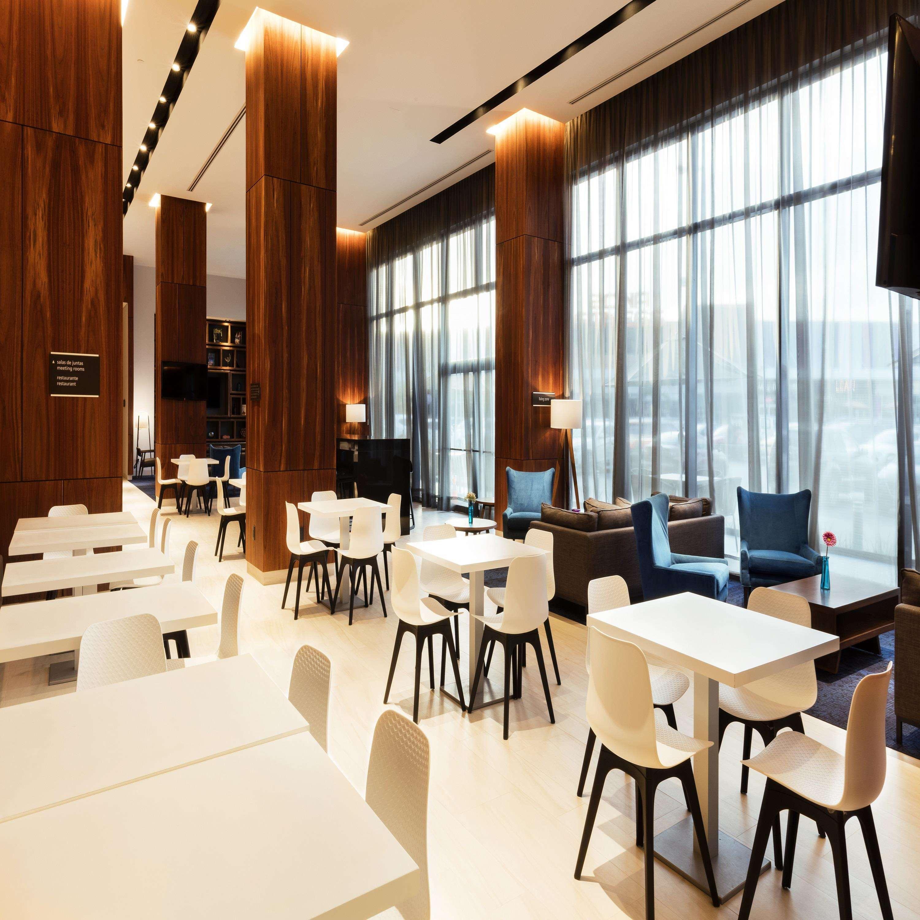 Hotel Hampton By Hilton Cumbres 3*