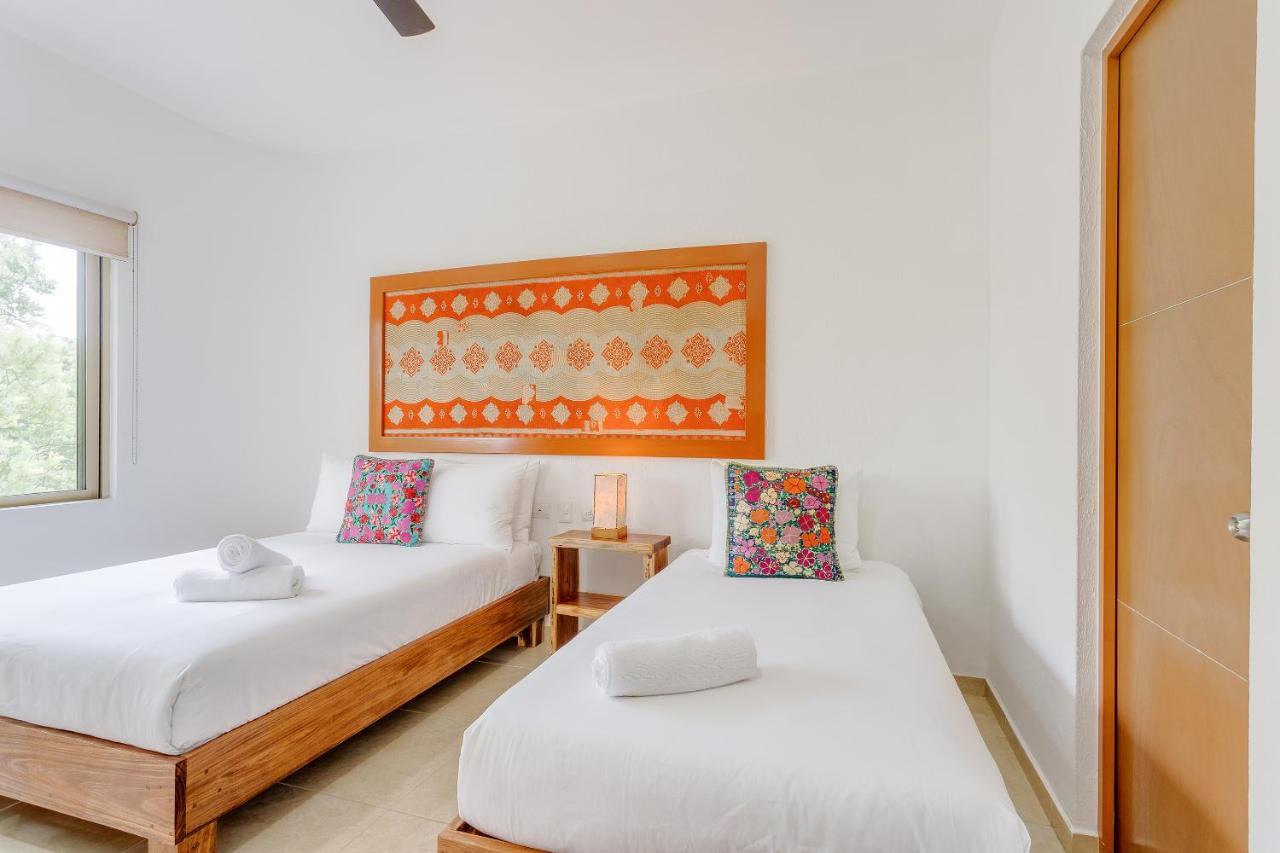 Perfectly Situated Between The Beach & Town By Stella Apartment