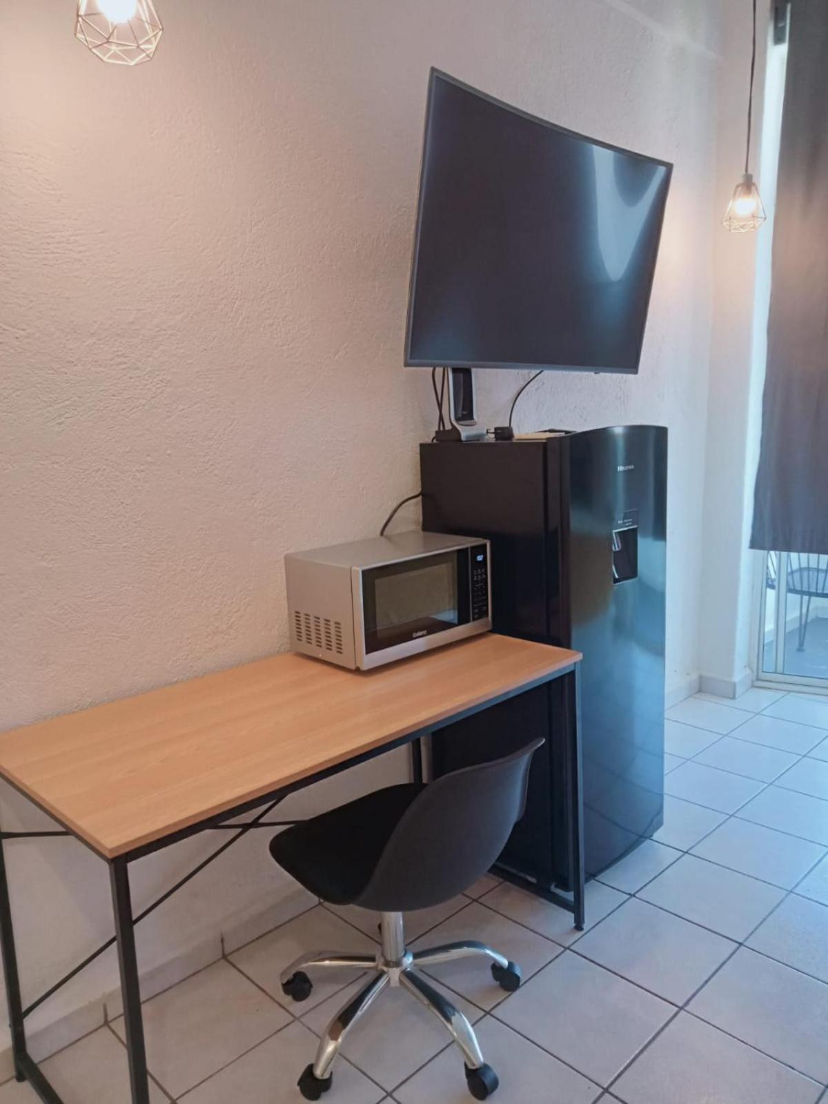 Lovely With Balcony Ac & Wi-fi, Minutes From Downtown! Apartment *