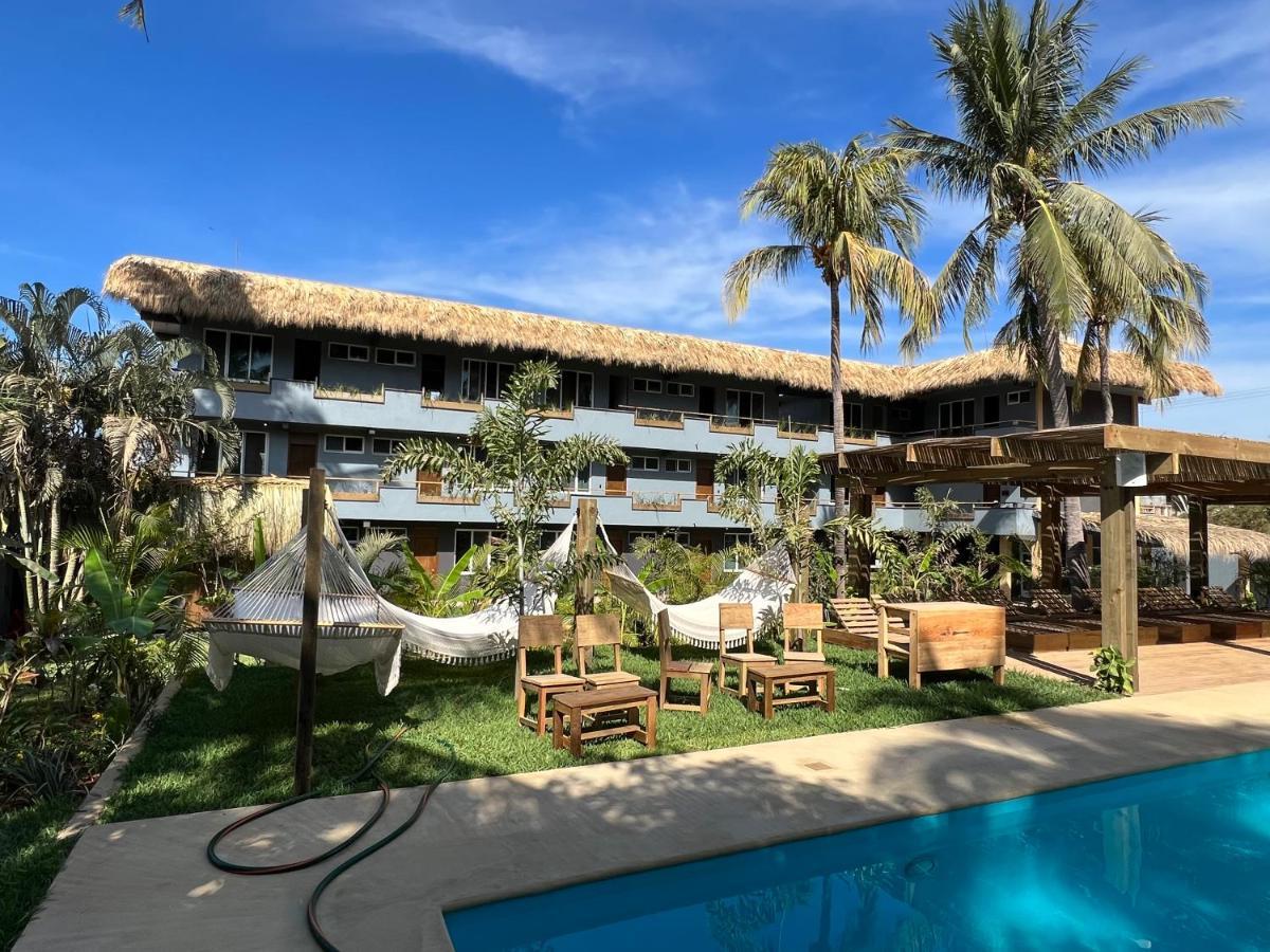 Hostel Straw Surf & Bar