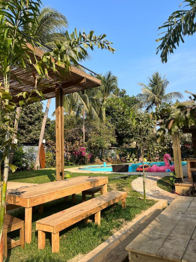 Straw Surf & Bar *