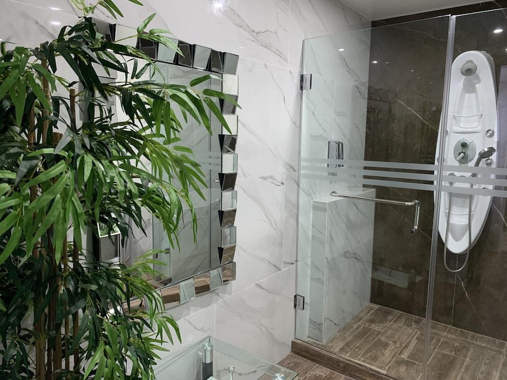 Lois Hotel 4*