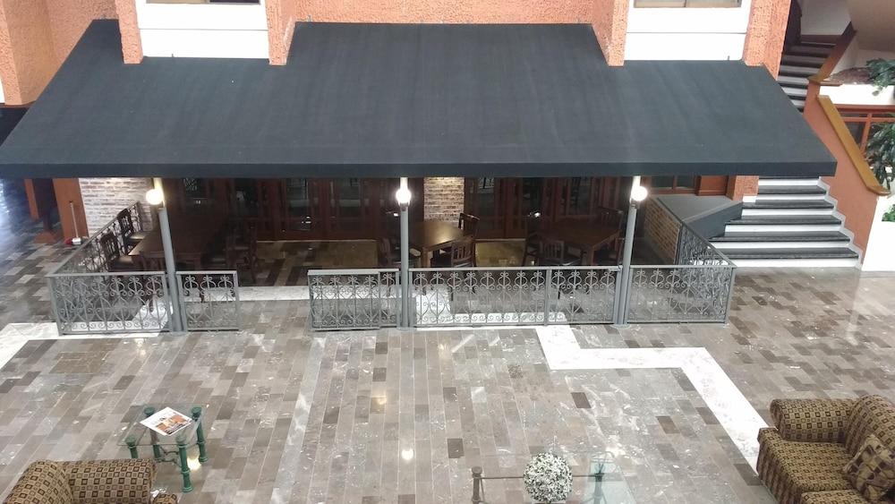 Country Plaza