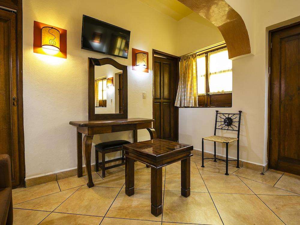 Hotel Casa Del Virrey &