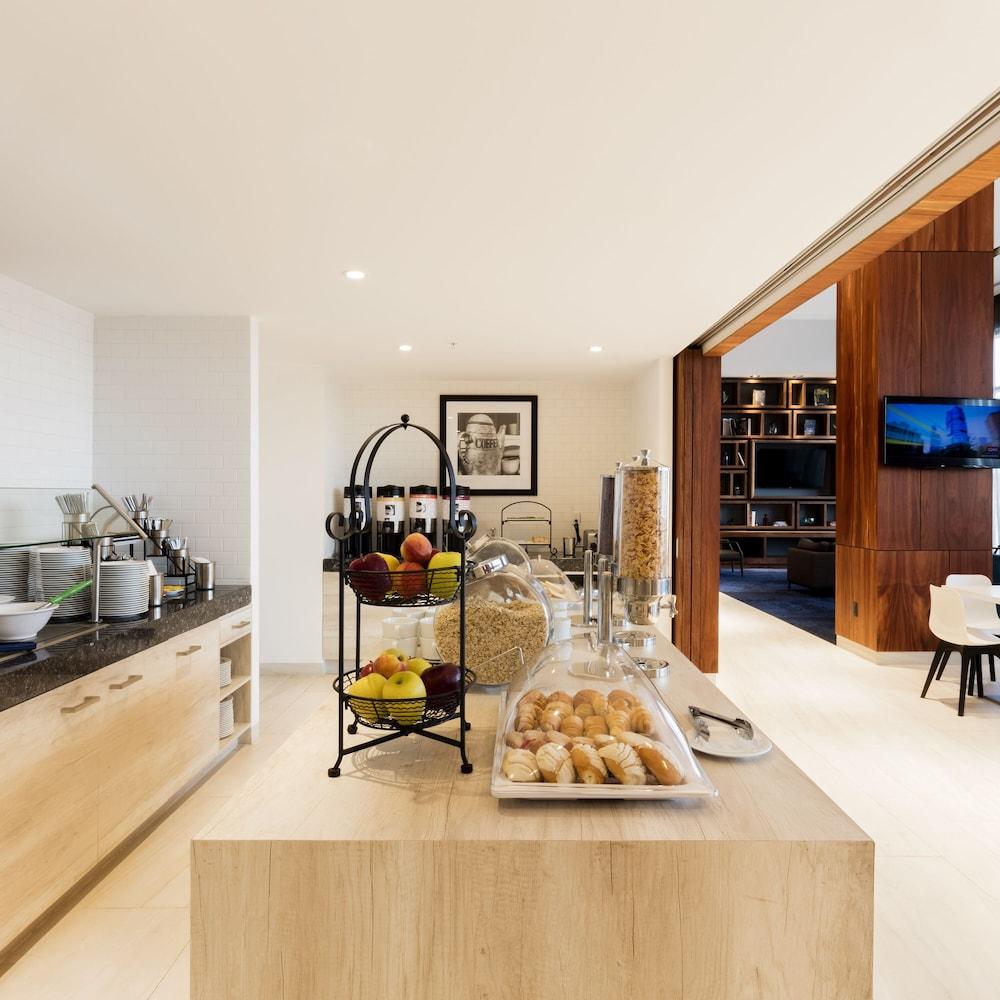 Hotel Hampton By Hilton Cumbres 3*