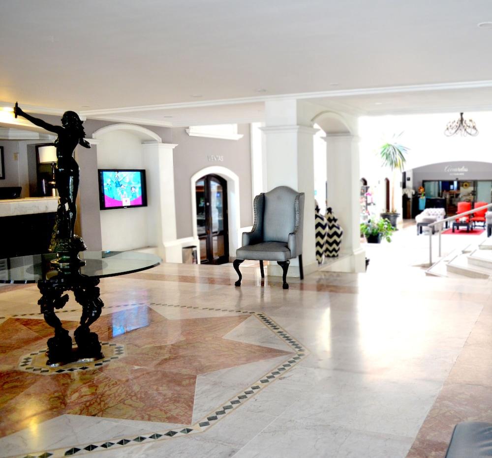 Plaza Camelinas Hotel 4*