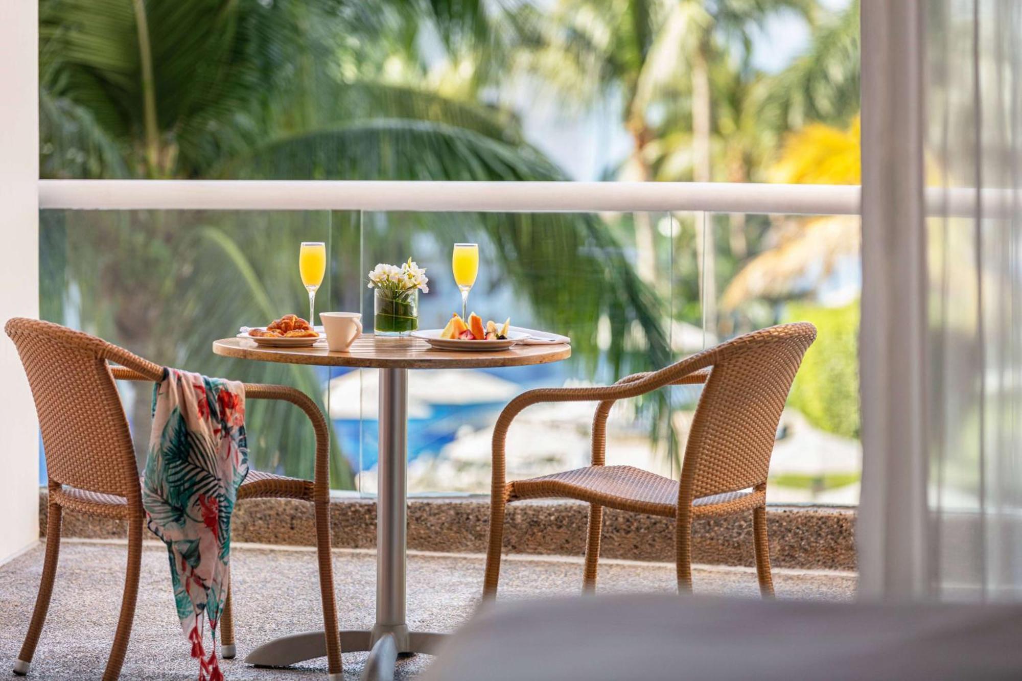 Wyndham Alltra Vallarta, Resort