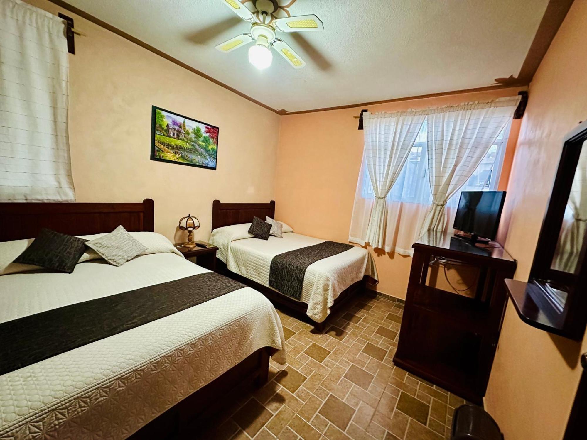 Monarca Hotel *