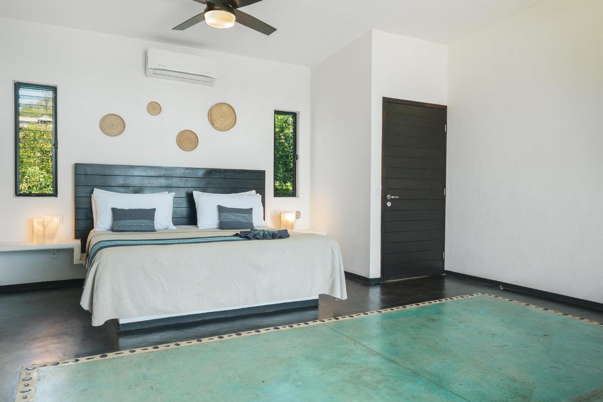 Manta Raya - Right On The Hotel Cuatunalco