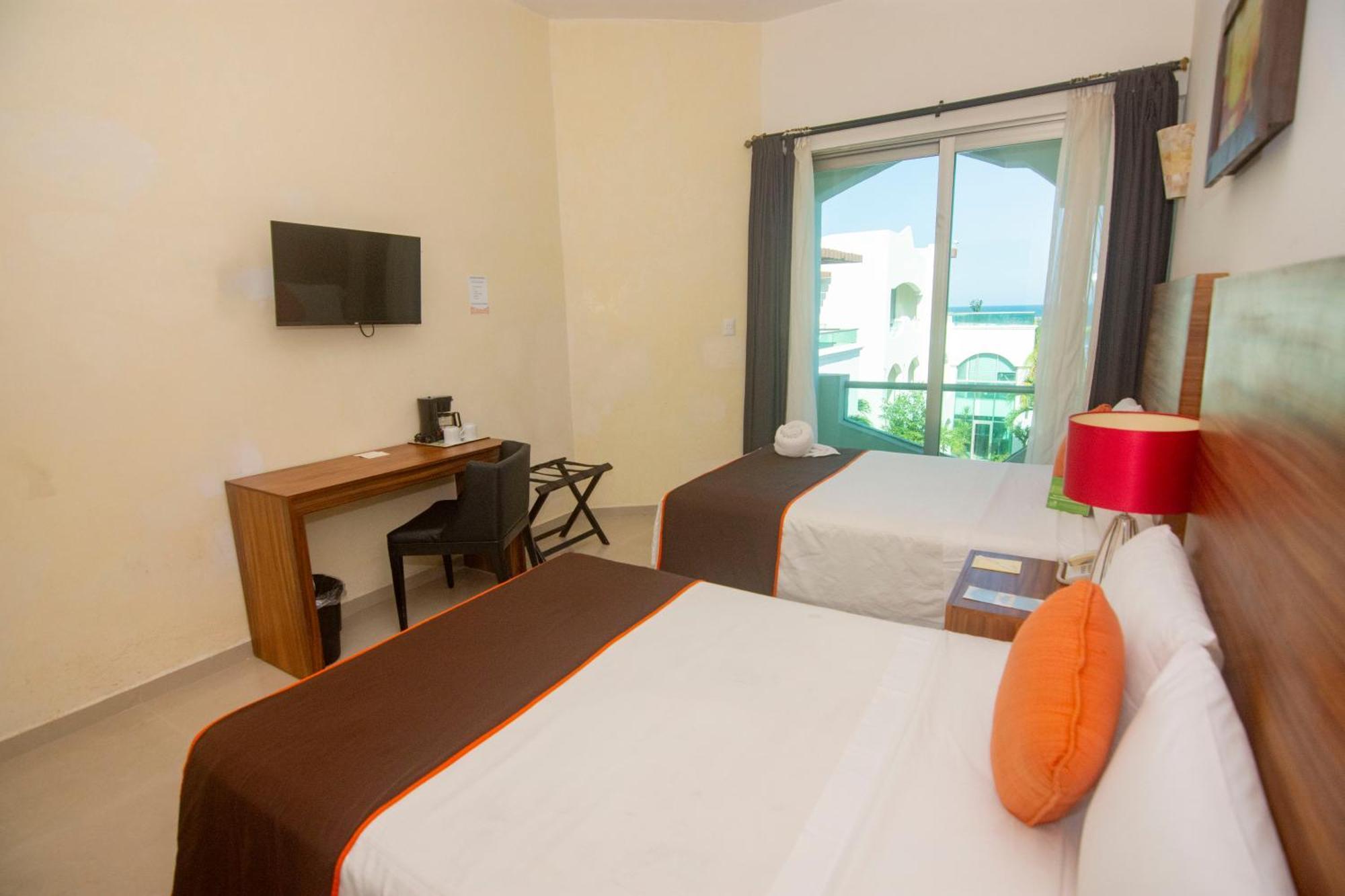 Playa Caracol & Hotel 4*