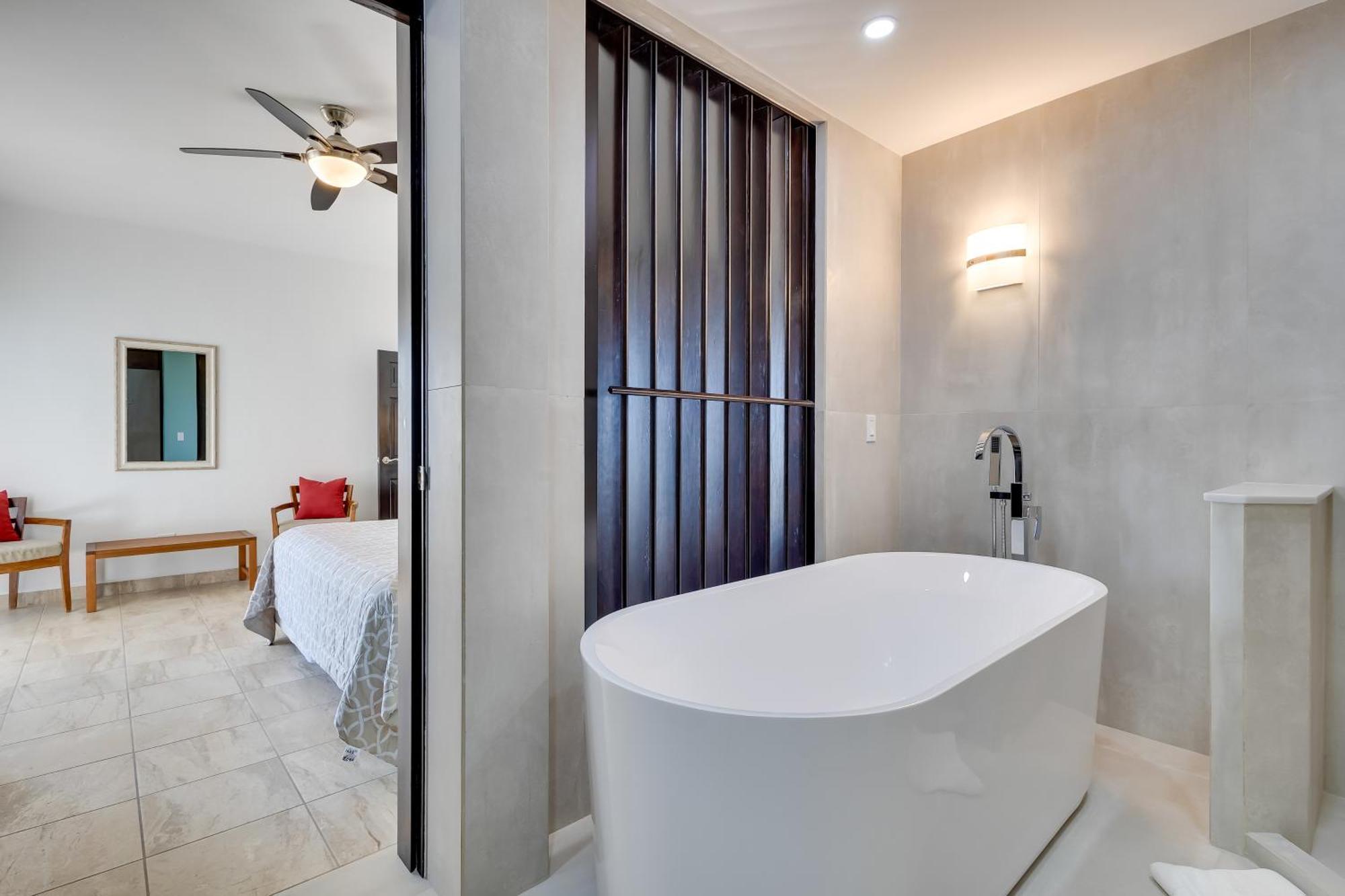Oceanfront - Pools And Apartment *
