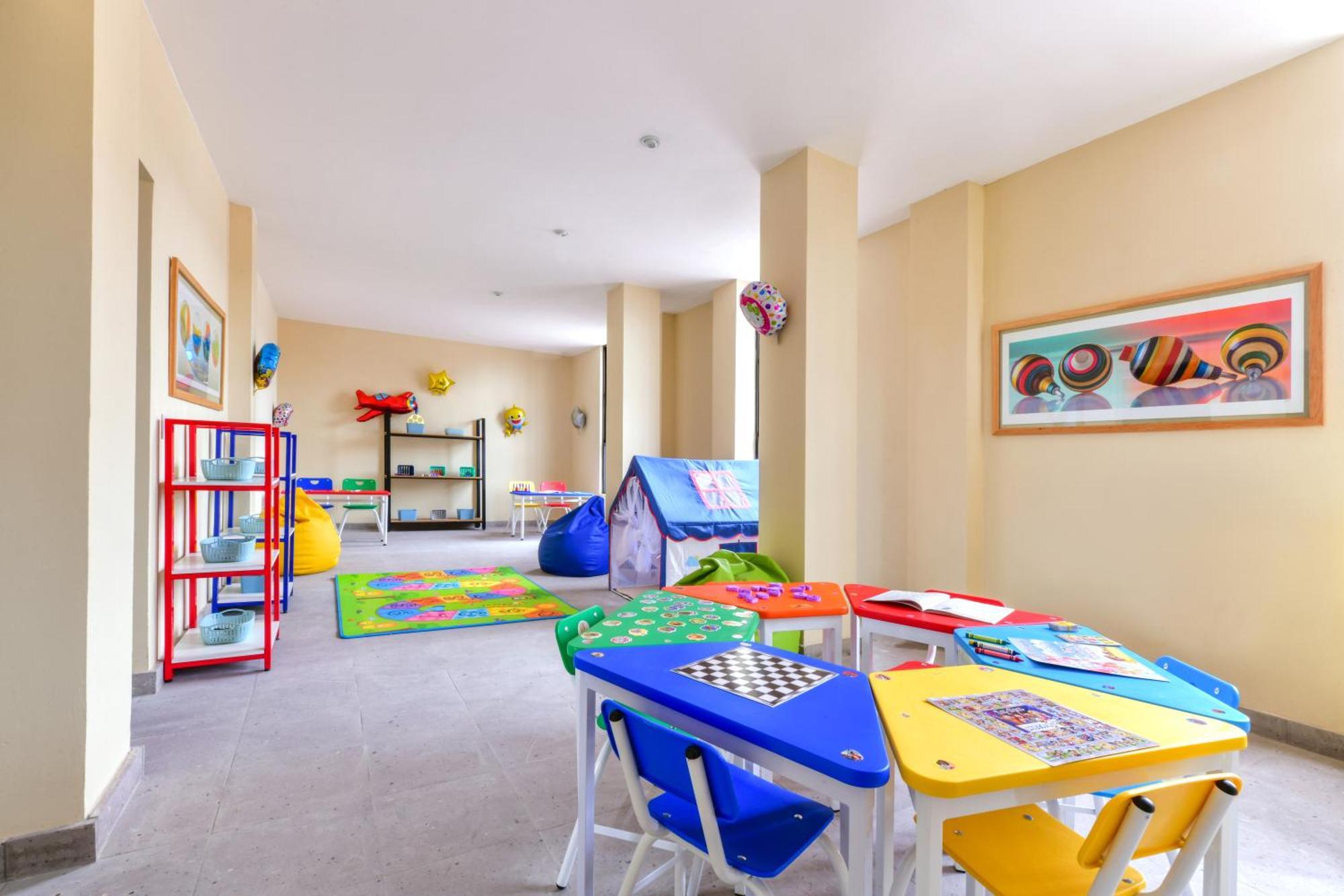 Hotel Krystal Grand Residences & 4*