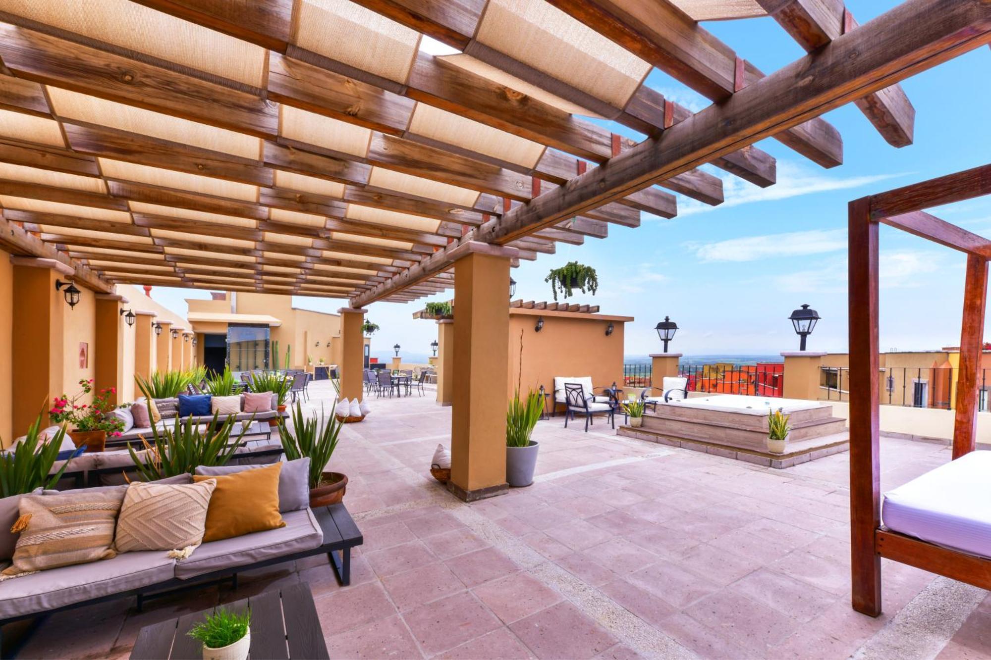 Krystal Grand Residences & 4*