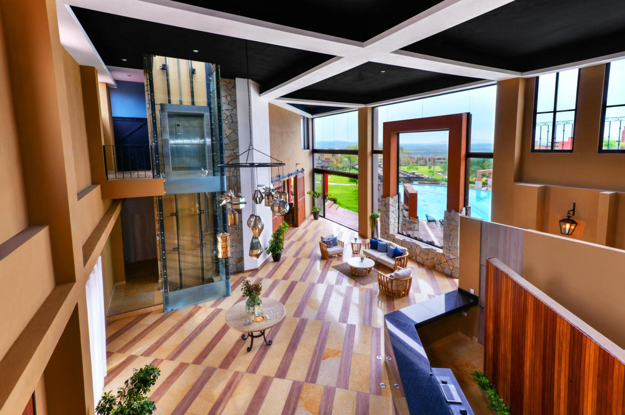 Hotel Krystal Grand Residences & 4*