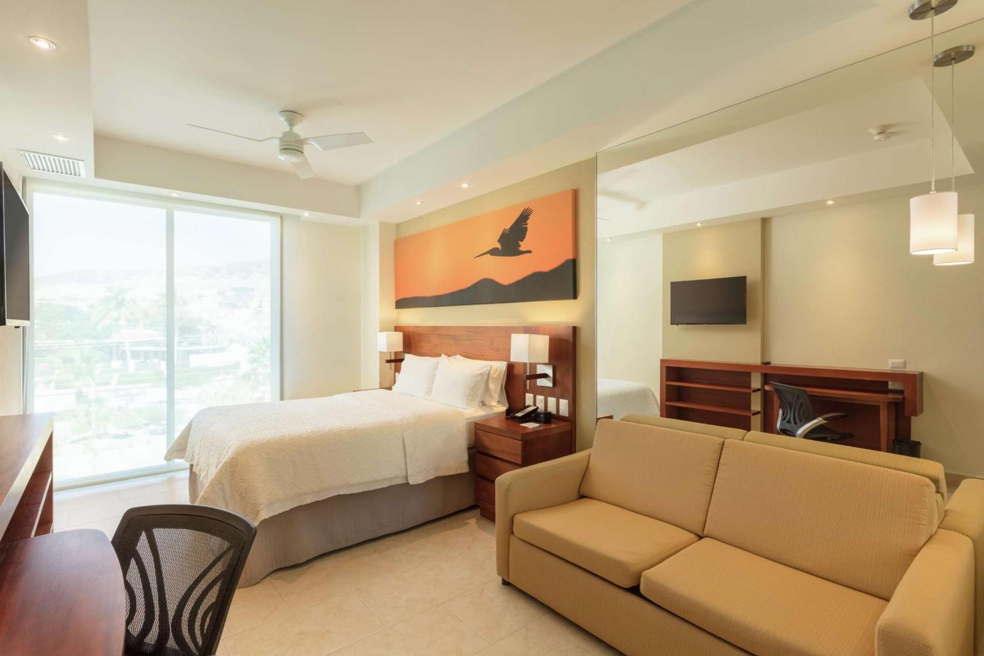 Hotel Hampton & By Hilton Cabos 3*