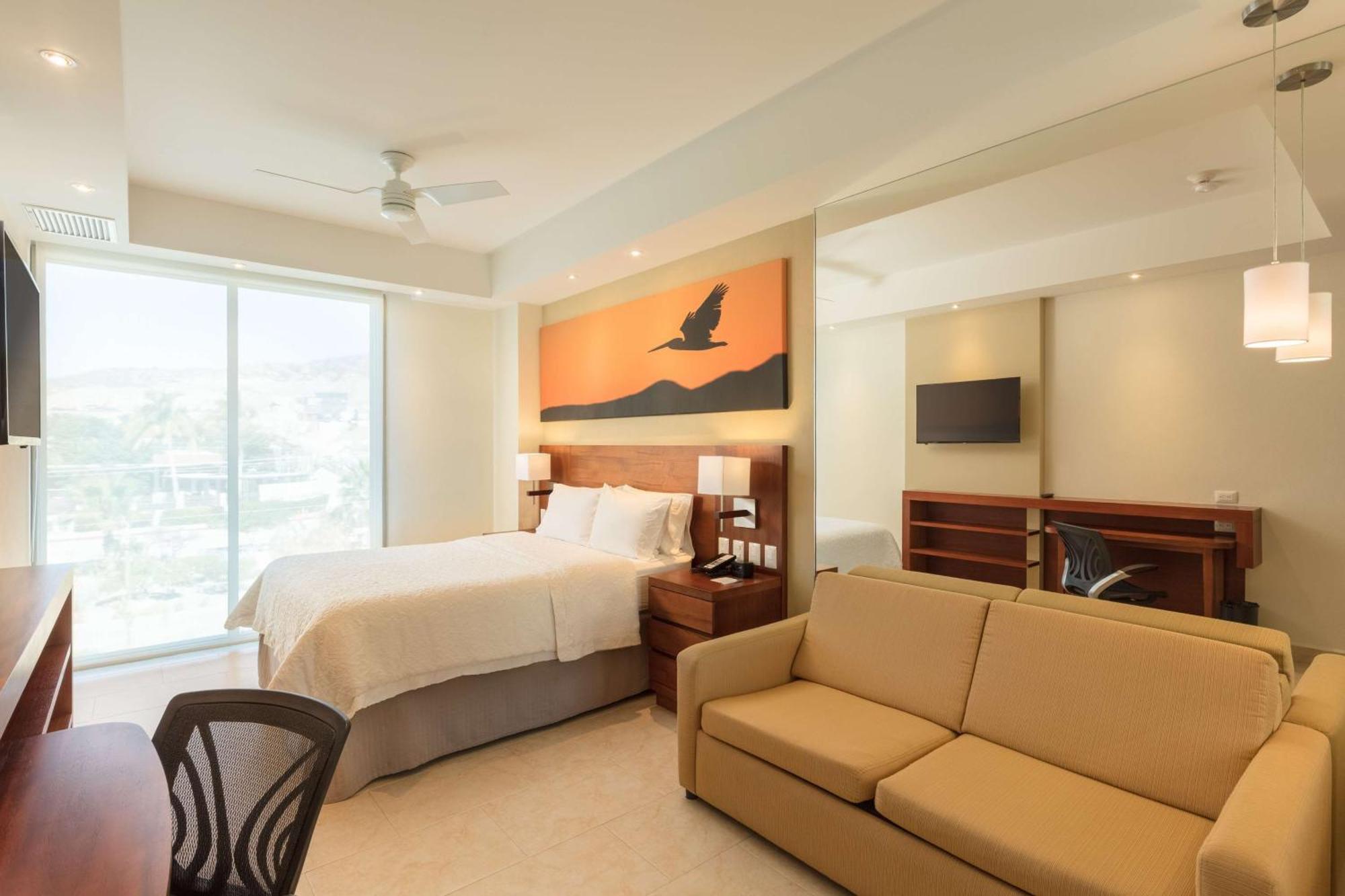 Hotel Hampton & By Hilton Cabos