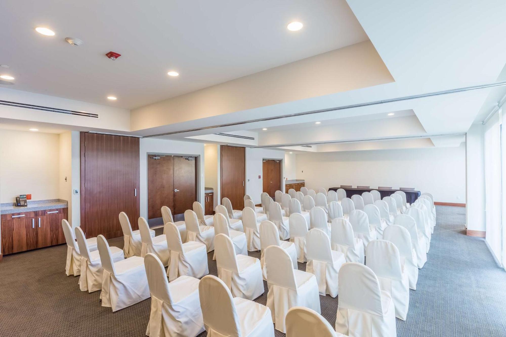 Hampton & By Hilton Cabos San Jose del Cabo