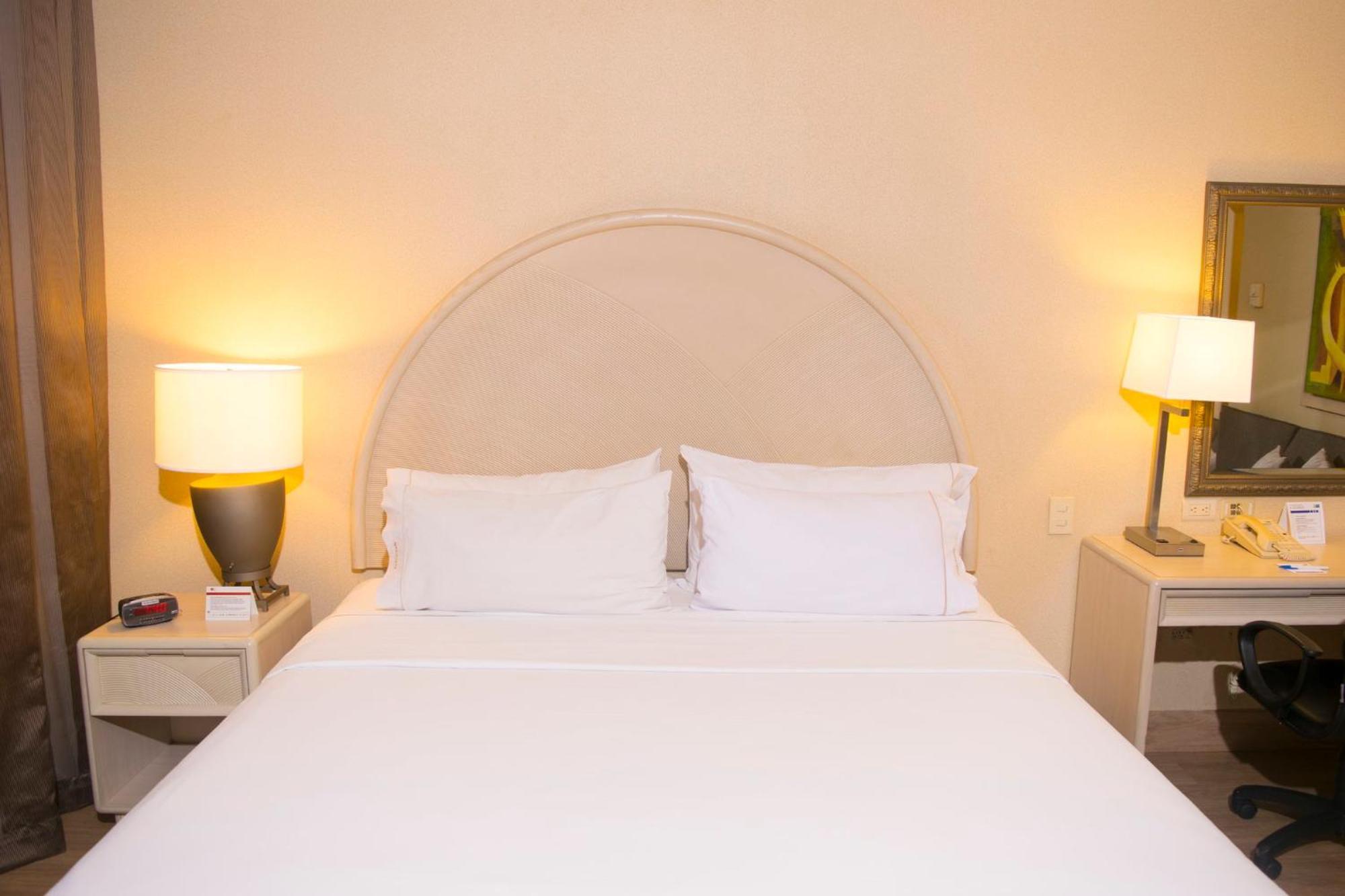 Hotel Express Galerias-san Jeronimo By Ihg
