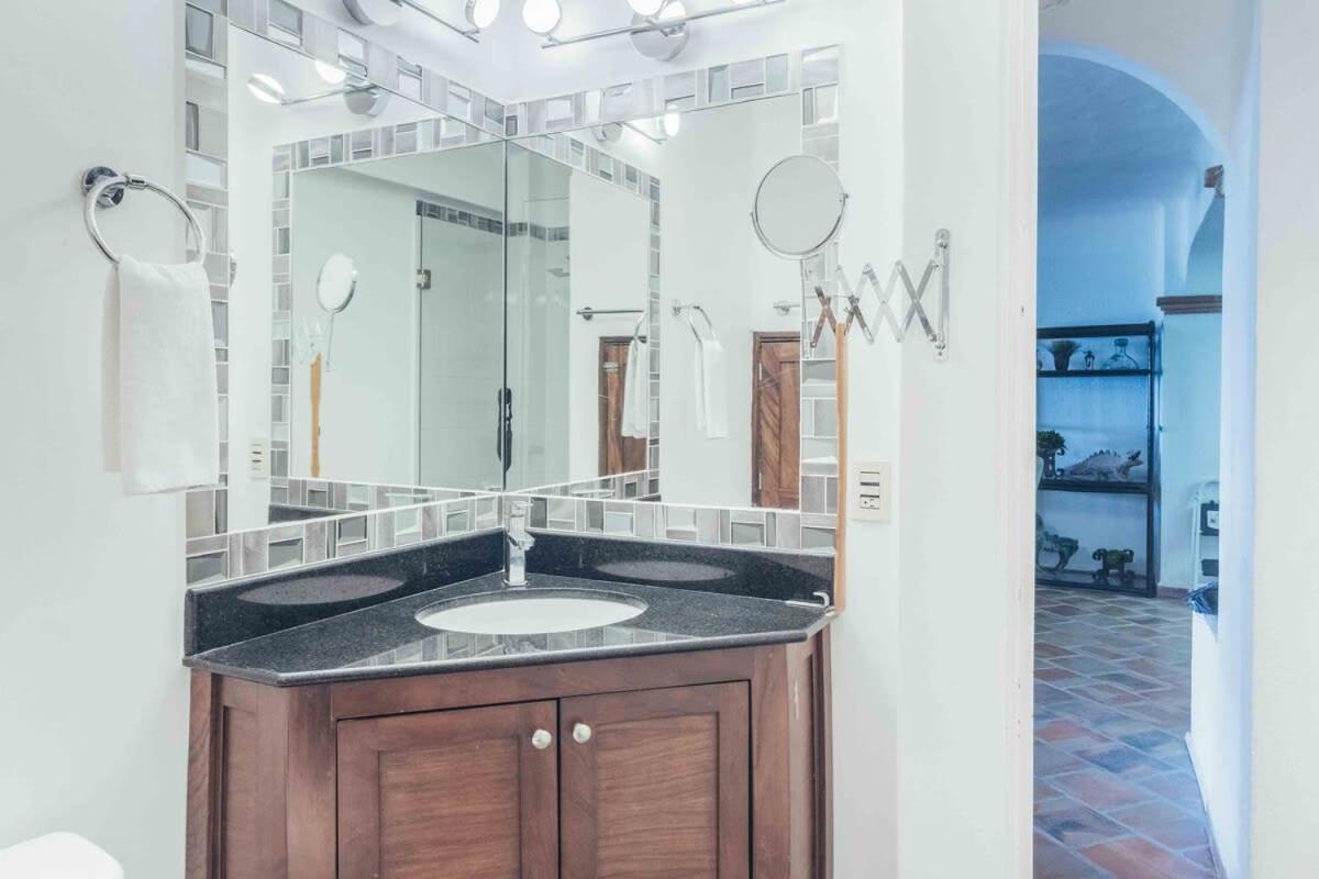 Ocean View 2br Condo-balcony-beach-pool Apartment
