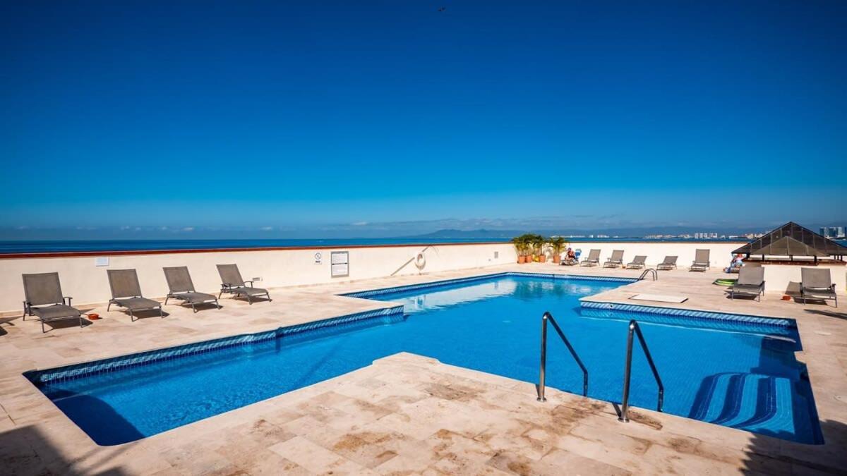 Ocean View 2br Condo-balcony-beach-pool Apartment
