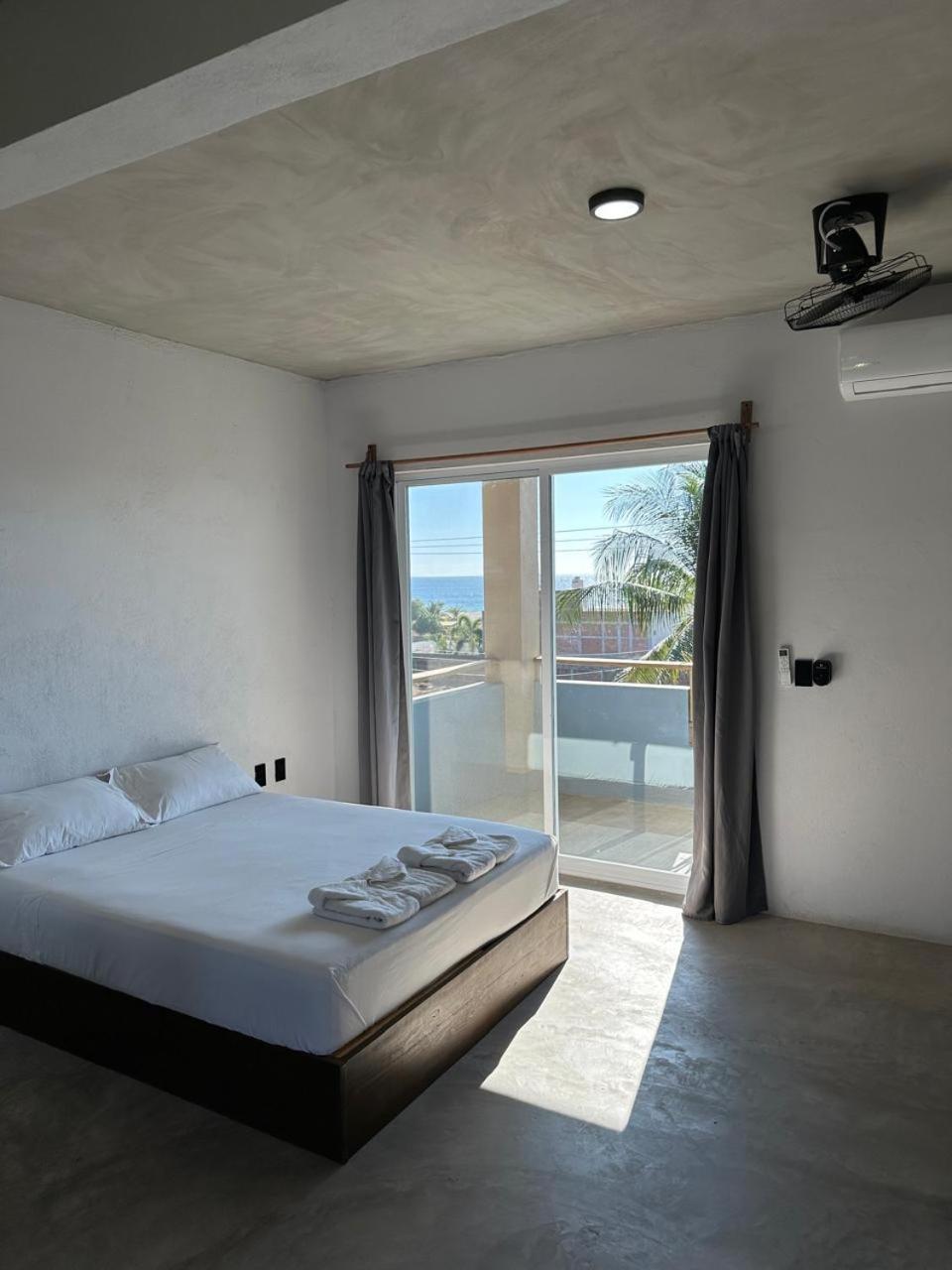 Hostel Straw Surf & Bar *