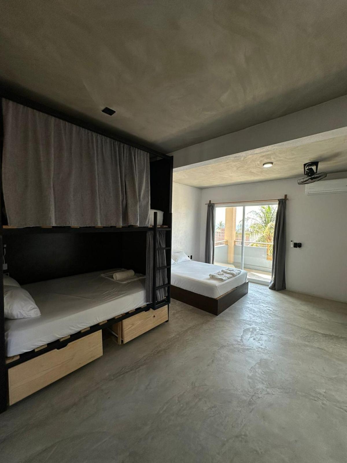 Straw Surf & Bar * Brisas de Zicatela