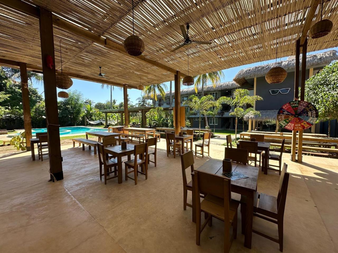 Hostel Straw Surf & Bar *