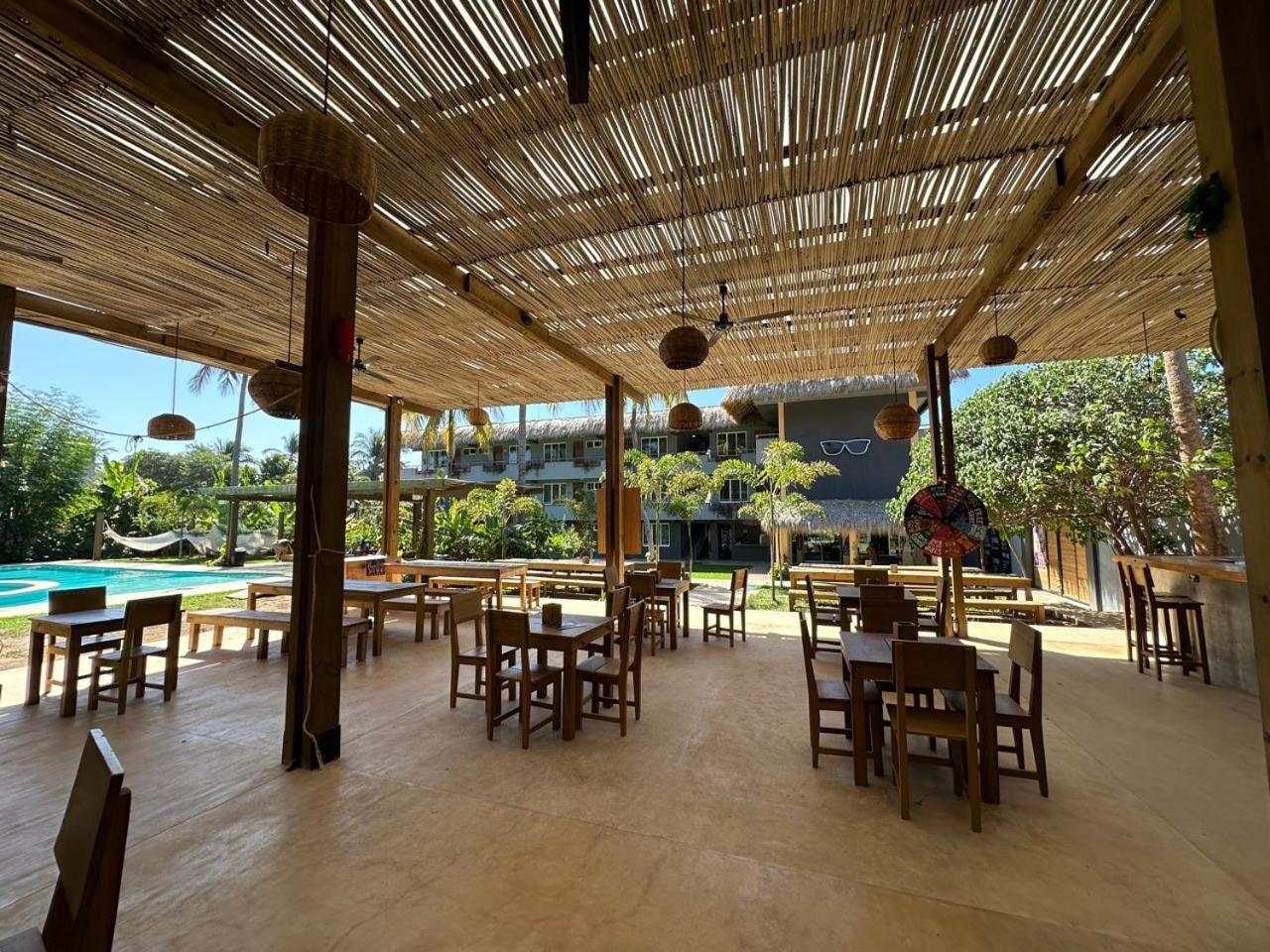 Straw Surf & Bar *