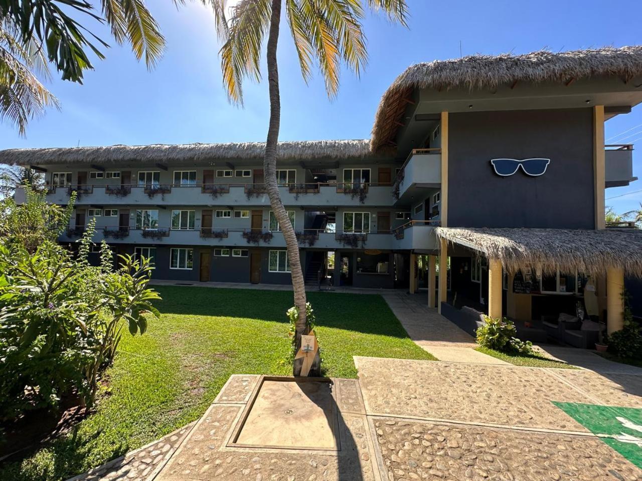 Straw Surf & Bar Hostel *