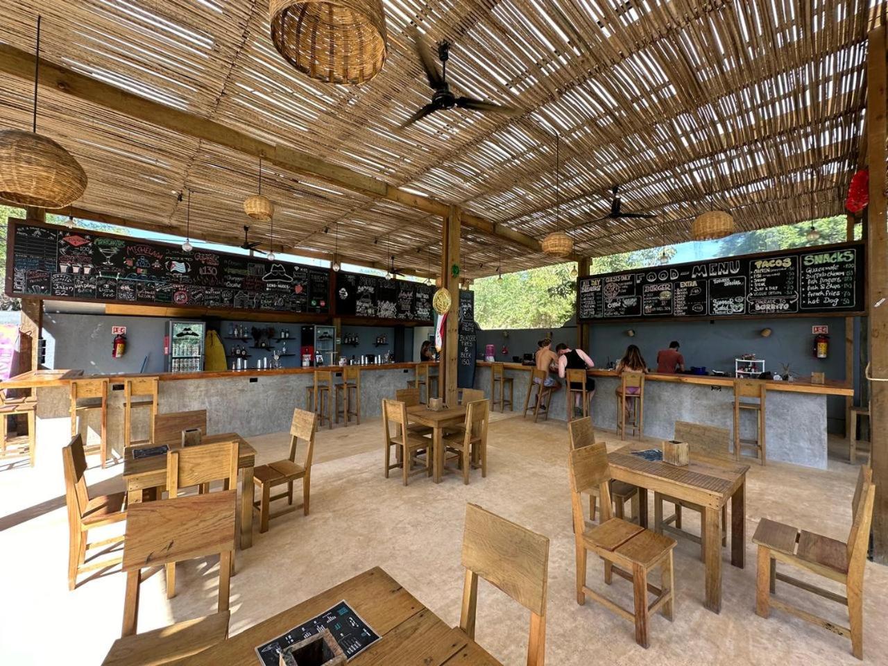 Straw Surf & Bar Hostel Brisas de Zicatela