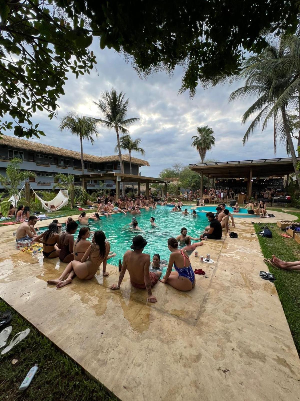 Hostel Straw Surf & Bar