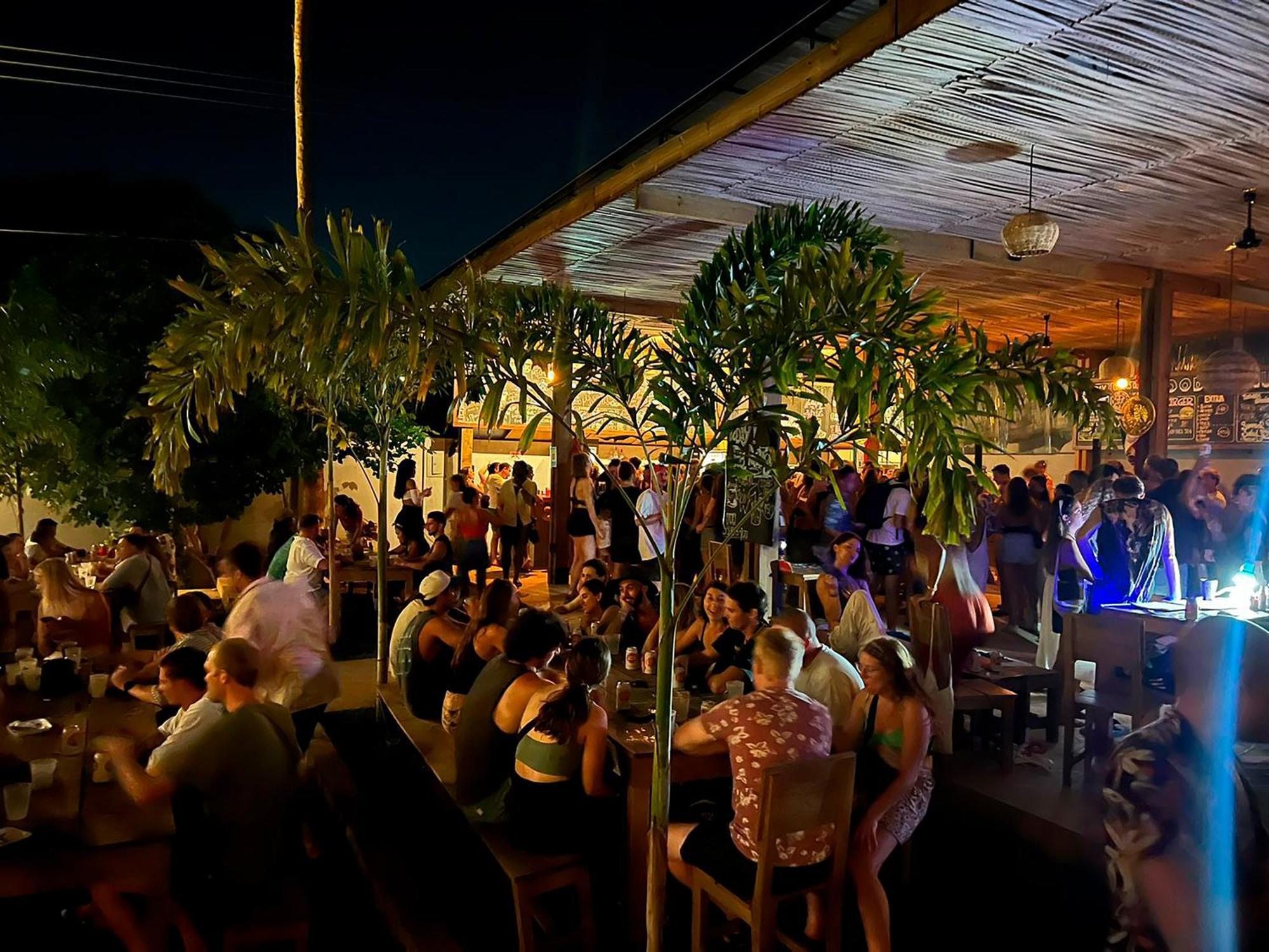 Hostel Straw Surf & Bar *