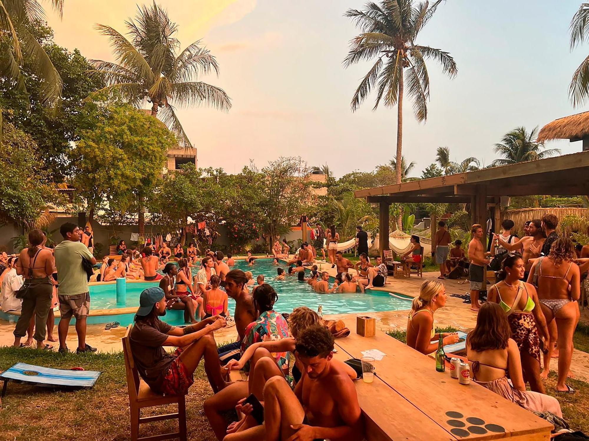 Hostel Straw Surf & Bar *