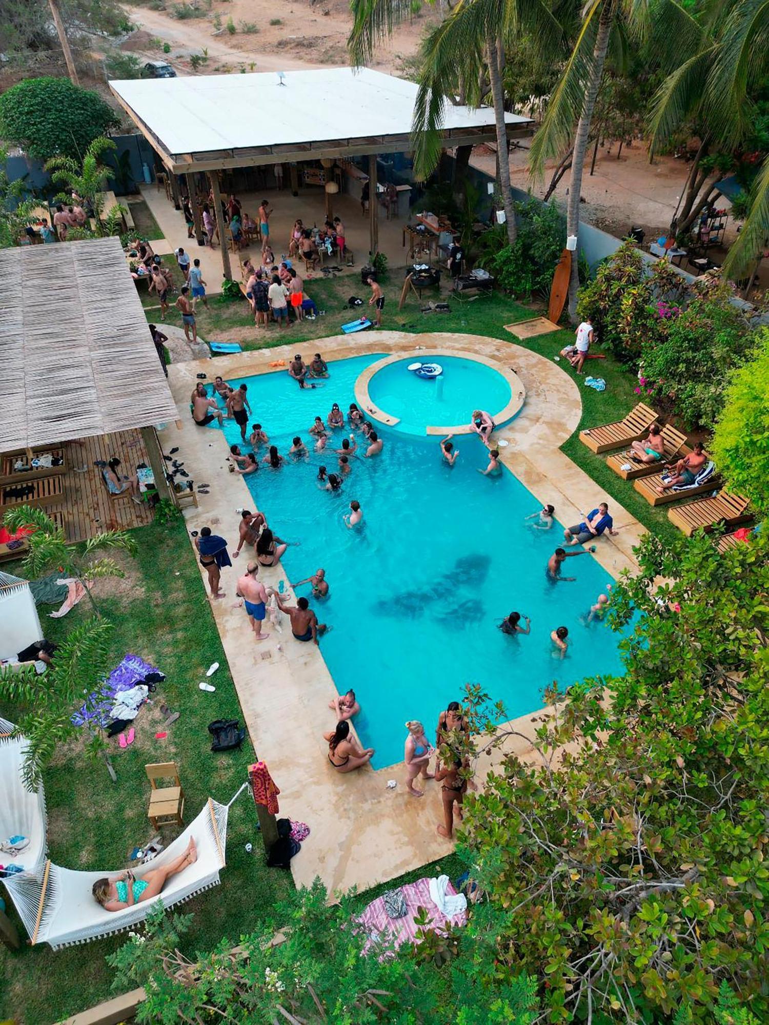 Hostel Straw Surf & Bar