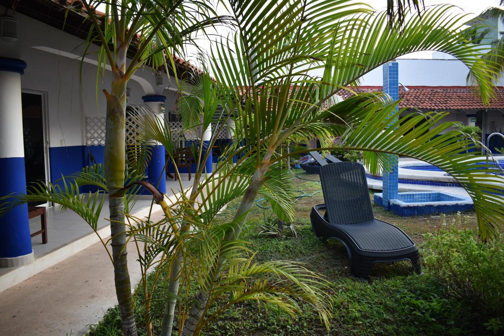 Plaza Almendros, Hotel