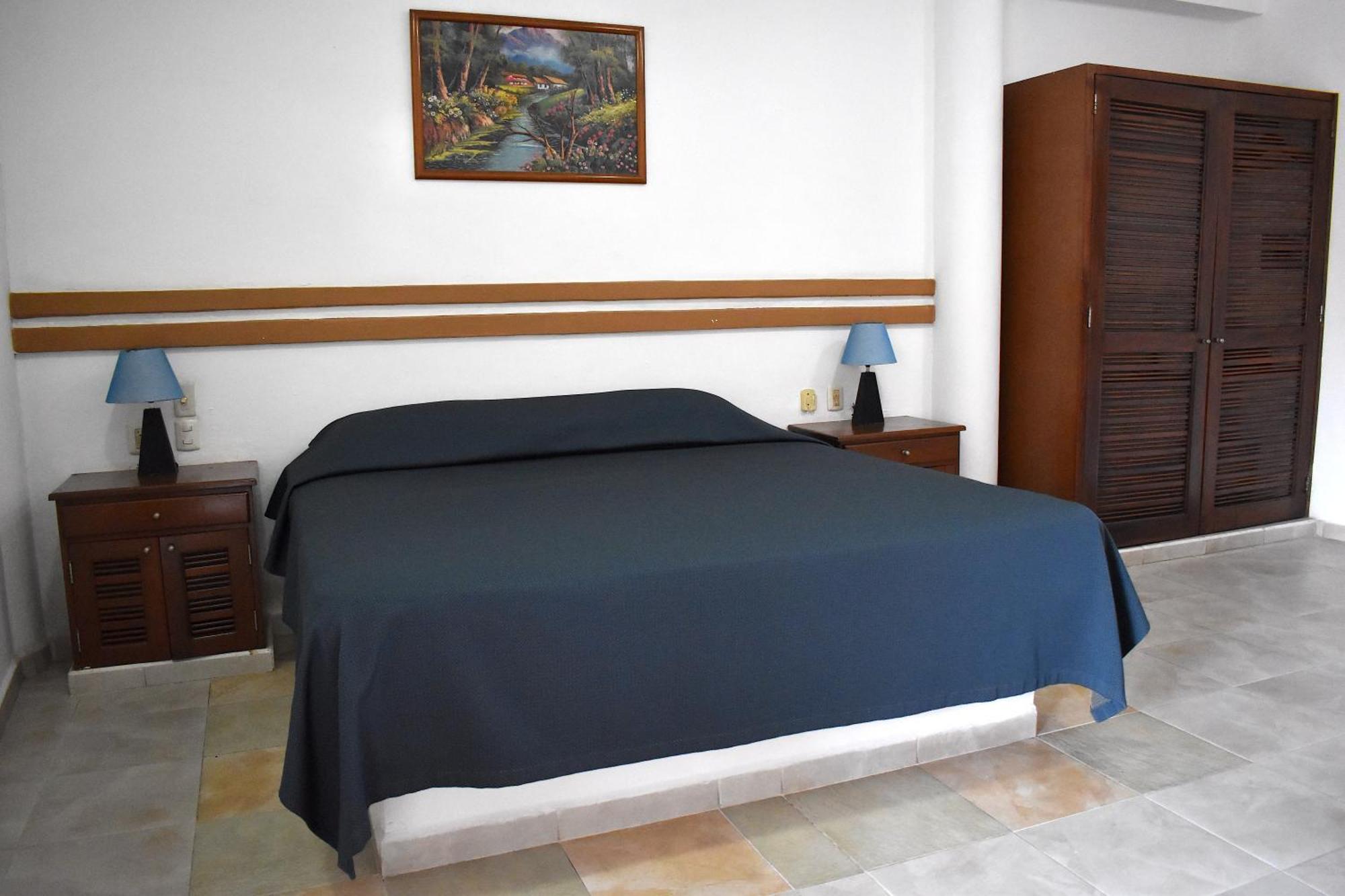 Plaza Almendros, Hotel